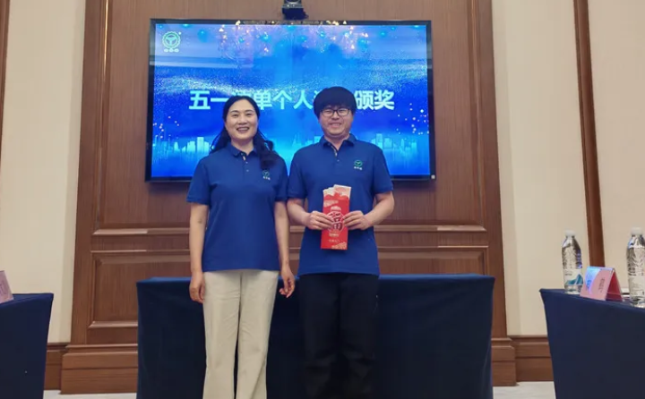 財務總監劉清華為階段沖刺中的銷售精英隆重頒獎.png